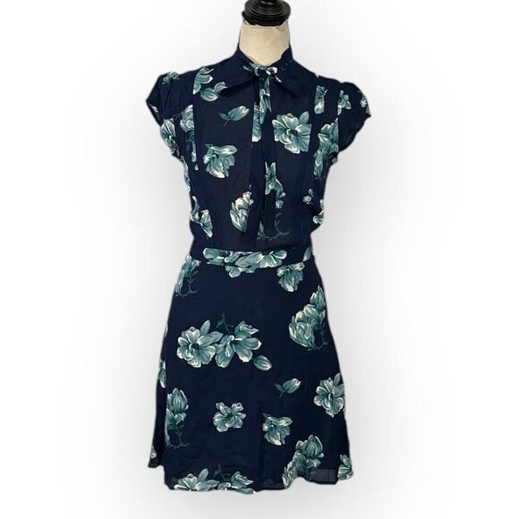 Reformation Dresses & Skirts - Reformation Faith Mini Dress Women's 2 Blue Floral Short Sleeves A-Line Tie Neck